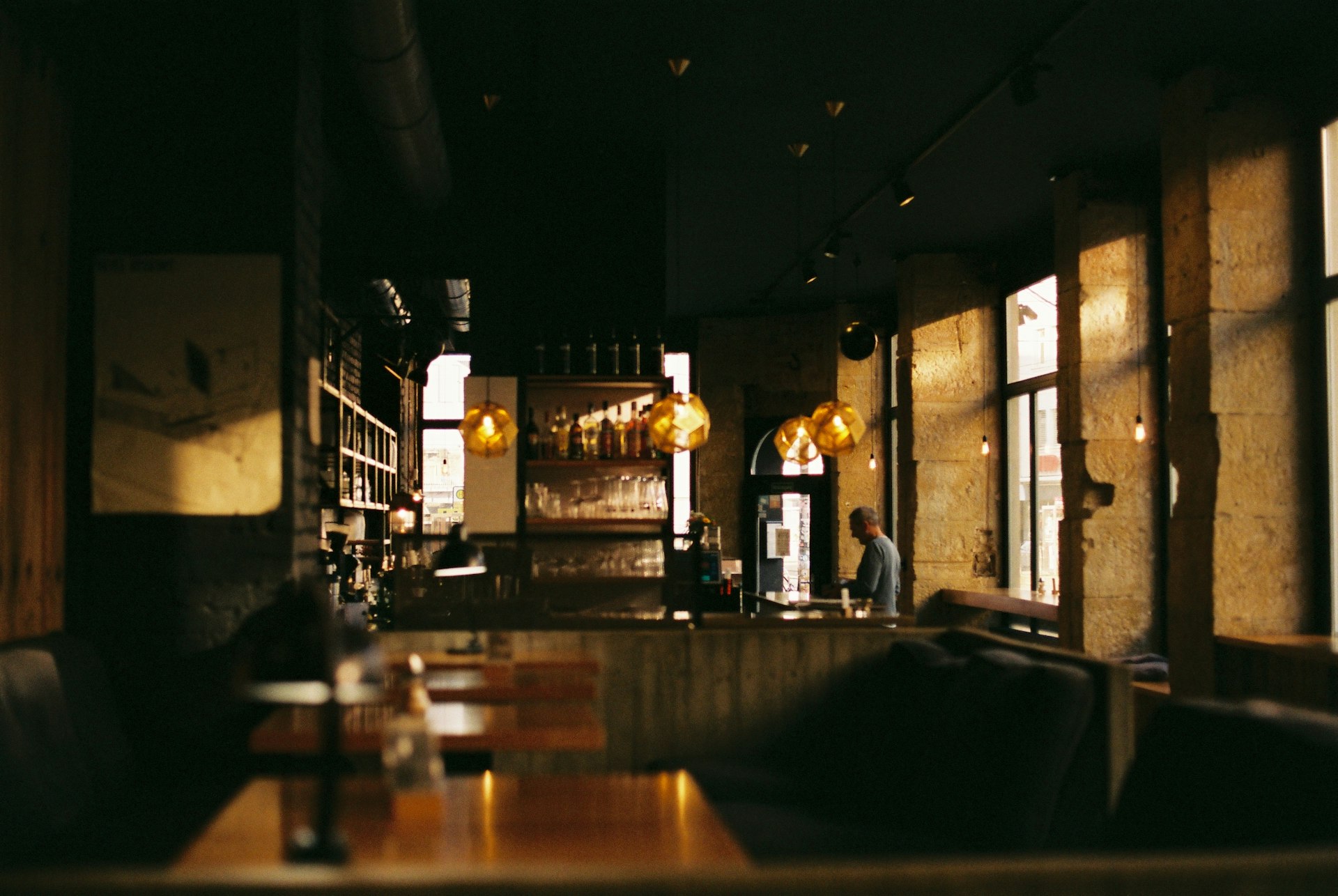 灯りを落とした豚カフェの店内