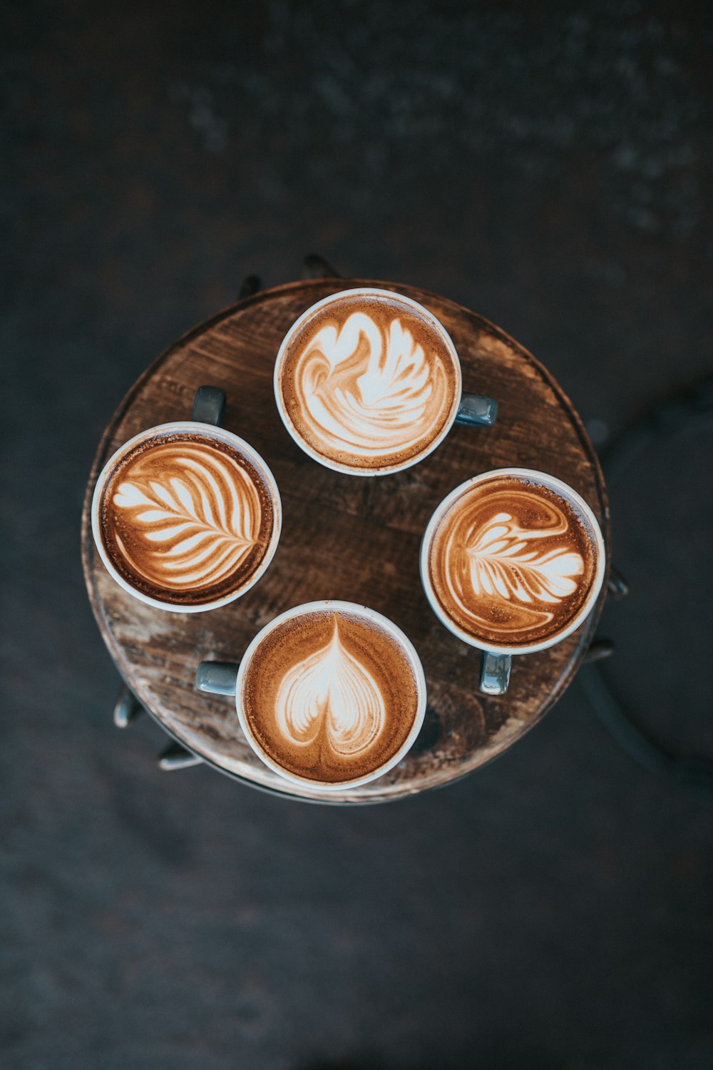 ラテアートを施した数杯のカフェラテ